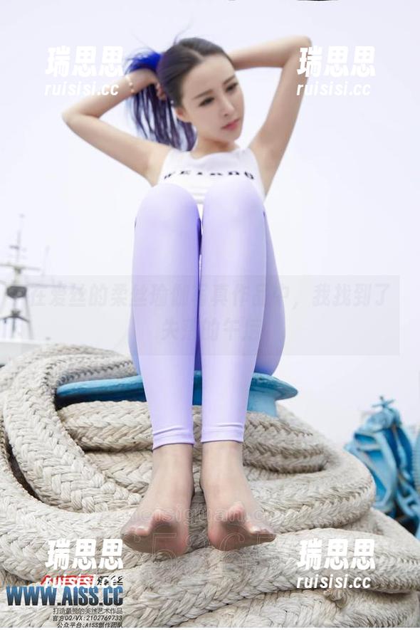 在爱丝的柔丝瑜伽写真作品中，我找到了失落的午后