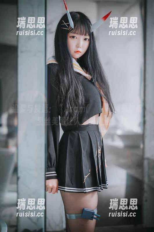 温柔与挑逗：“Aram(아람)”的最新裤里丝美图让人心跳加速！