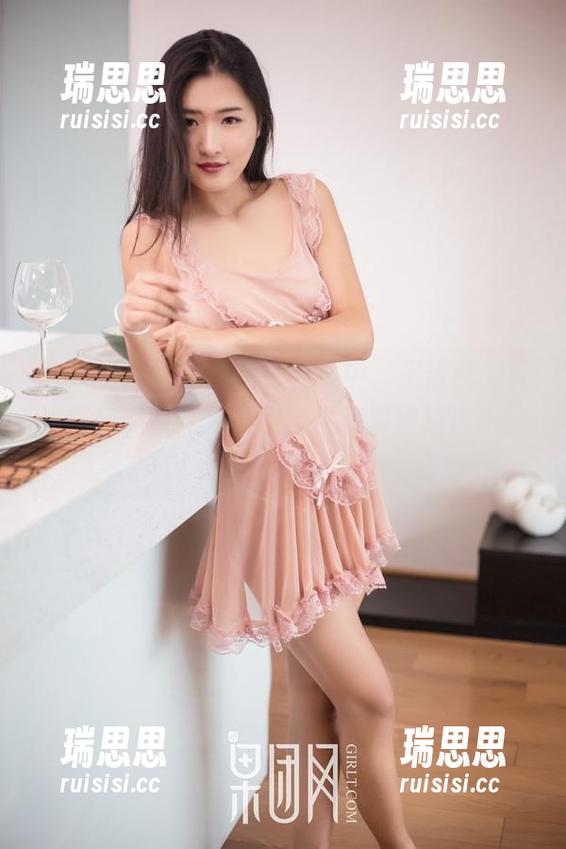 GIRLT果团网 - 在线合集中，王语纯的礼服吸粉无数，我觉得我也快要被拉进粉丝团了！