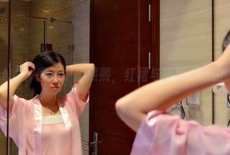 PANS – 图库中的熙熙，红裙与故事交织的瞬间