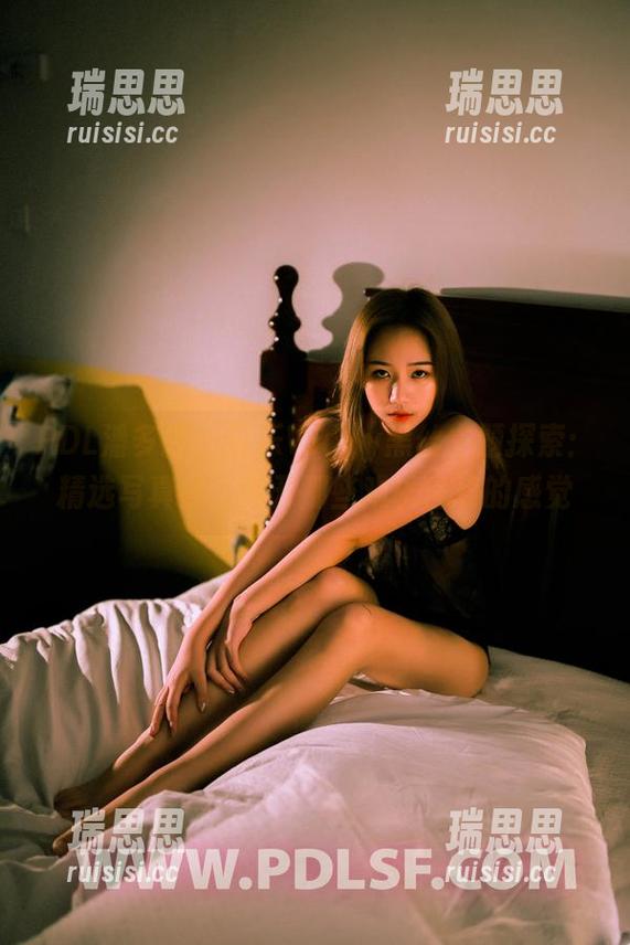 PDL潘多拉-可乐Vicky PDL潘多拉 - 可乐Vicky黑丝主题探索:精选写真集,掀开那些难以言表的感觉