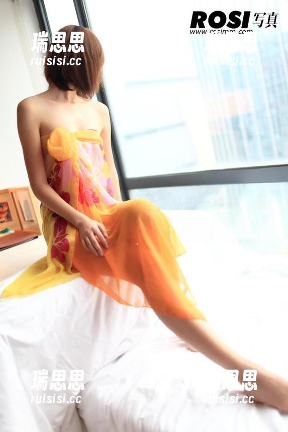 在ROSI制服的世界里，私拍一秒钟，想象一辈子？