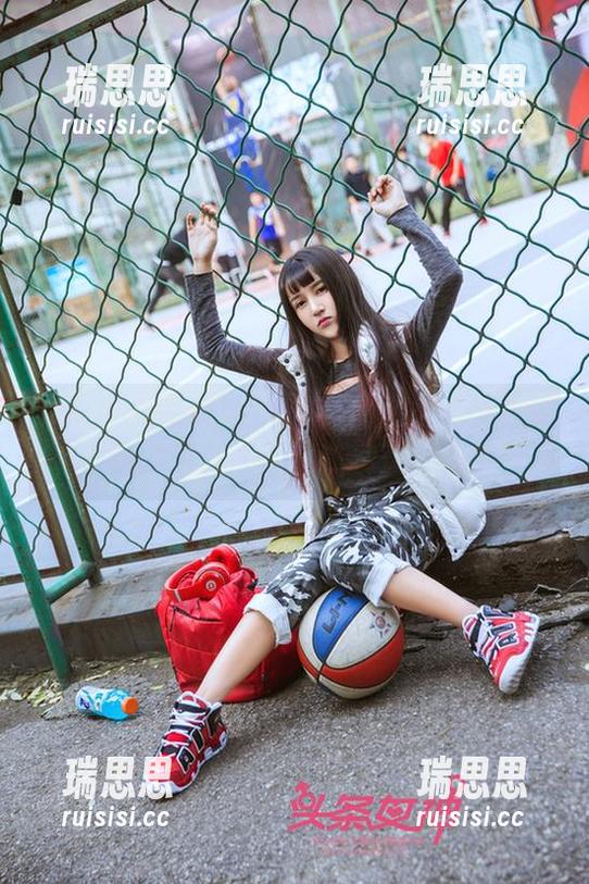 TouTiao头条女神 - 月音瞳的水手服炸弹！图片带来福利，准备好接招吗？