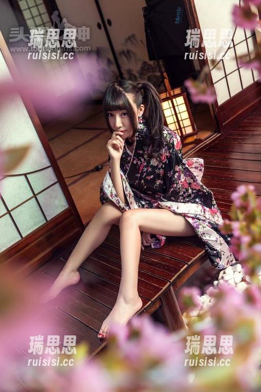 TouTiao头条女神-陈亦菲 TouTiao头条女神 - 下载陈亦菲的瑜伽套图,感受她在垫子上把重心放得如此优雅!