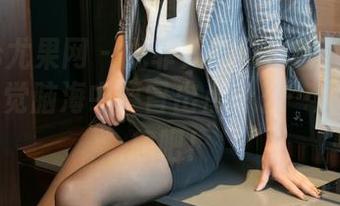 UGirls尤果网 – 尤菲儿的黑白艺术图库分享，感觉脑海中要冒出点什么…大概是思想吧！