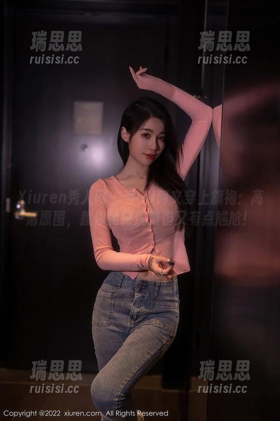 Xiuren秀人网-UU阿文 Xiuren秀人网 - 当UU阿文穿上旗袍:高清原图,教你如何优雅但又有点尴尬!