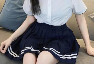 Xiuren秀人网 – 短裙与噜噜妞儿的魅力结合，无圣光的美图，简直就是颜值与幽默的双重享受！
