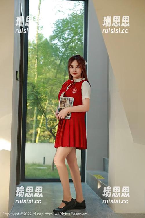 Xiuren秀人网 - 软软Roro的蕾丝图册，让我忍不住啧啧称奇，究竟在哪里找到的灵感？