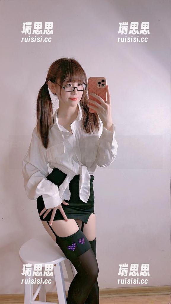在miko酱ww甜心的写真资源中漫游，你会发现…呃，时间过得真快！