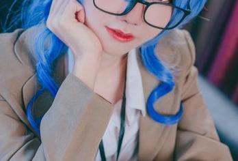 办公室里的sally多啦雪，最新cos让你直呼：上班也能这么酷！
