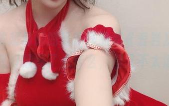 看依依超级懒的最新作品集《爱岩》，我觉得我好像懂了点什么，但又不太清楚！