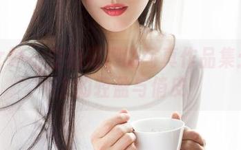 克拉女神 – 空姐珊珊的写真作品集：云端上的轻盈与俏皮