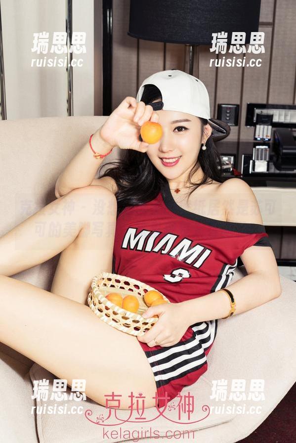 克拉女神-苏可可 克拉女神 - 没想到墙上的壁纸居然是苏可可的美脚写真,家里真是太有品了!