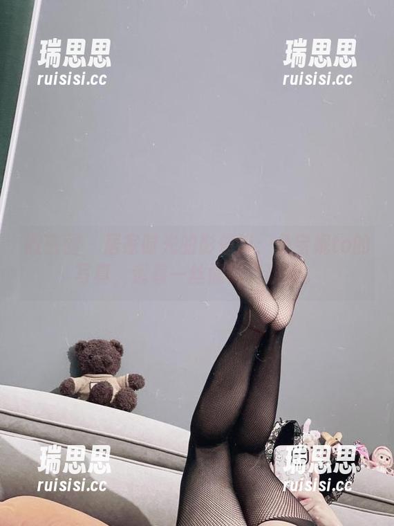 兔宝妮to 微密圈 - 居家时光的影像诗:兔宝妮to的写真,透着一丝慵懒与甜蜜。