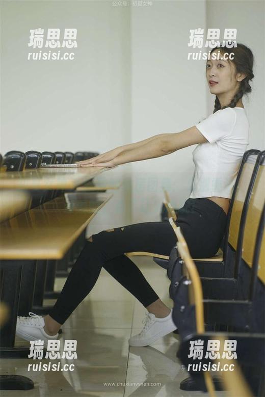 初夏女神-依依 初夏女神 - 依依的私房图集:久别重逢,亲爱的,看了让人心跳!