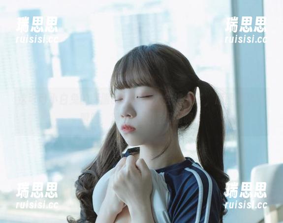 可可小白兔 这可可小白兔的制服cos真是太会挑人了,原图里那双眼睛,简直是催眠级别啊!