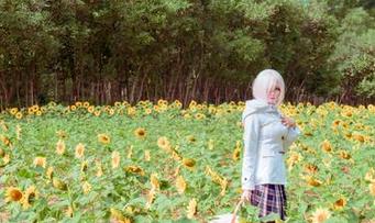 塔塔_Lo1iTa的纯白写真：我发现白色不止是天空，还有她心中那份清澈！