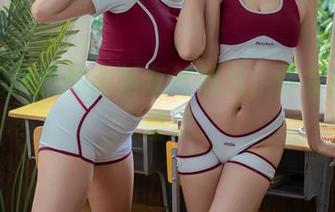 不看奶桃桃的最新灰丝照片，你会后悔一整天