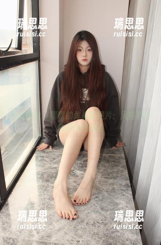 小众视觉-嘤嘤 小众视觉 - 嘤嘤的体操服照片:风格和肉体的微妙对话