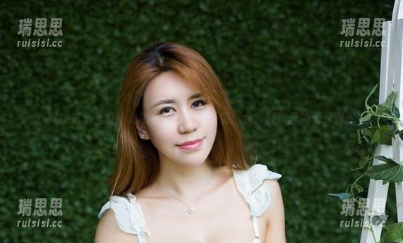 尤物馆-艾小青 尤物馆 - 当艾小青的身影在天台游荡:全套写真里的无尽遐想