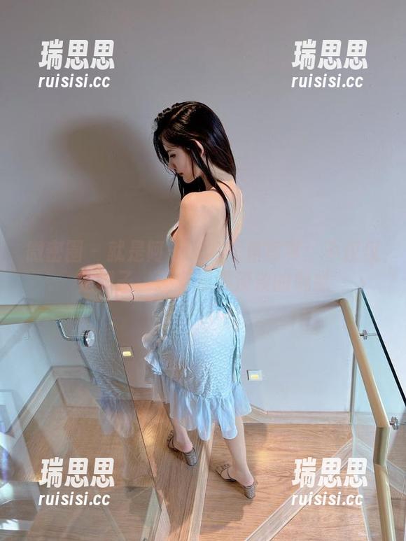 就是阿朱啊 微密圈 - 就是阿朱啊的短裙写真:不仅仅是裙子,还有那股淡淡的魅惑