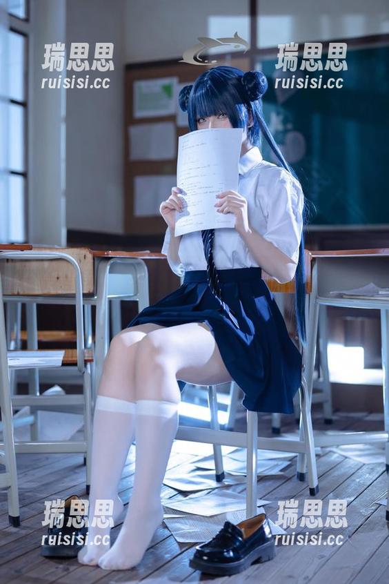 屿鱼 屿鱼的黑丝写真合集:偷偷告诉你,妩媚不止于表面!