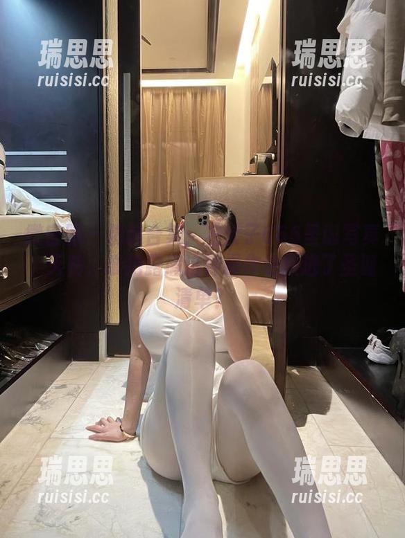 左公子666 微密圈 - 精选合集:左公子666圣诞写真,天呐,谁把露肩这种操作也放进了圣诞清单?