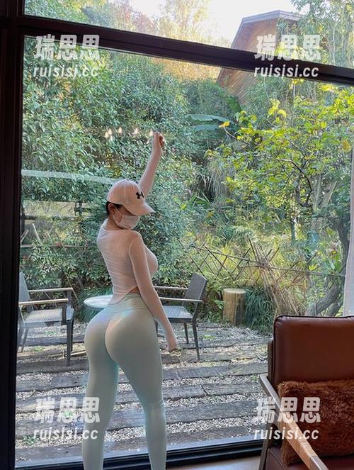 左公子666 微密圈 - 左公子666蕾丝包臀写真,网盘里藏着你想要的曲线!