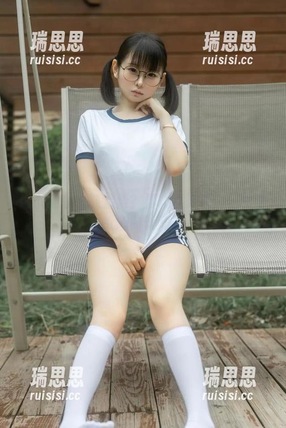 谁说皮衣不能温柔？看幼水铃衣的美图壁纸刷新认知！