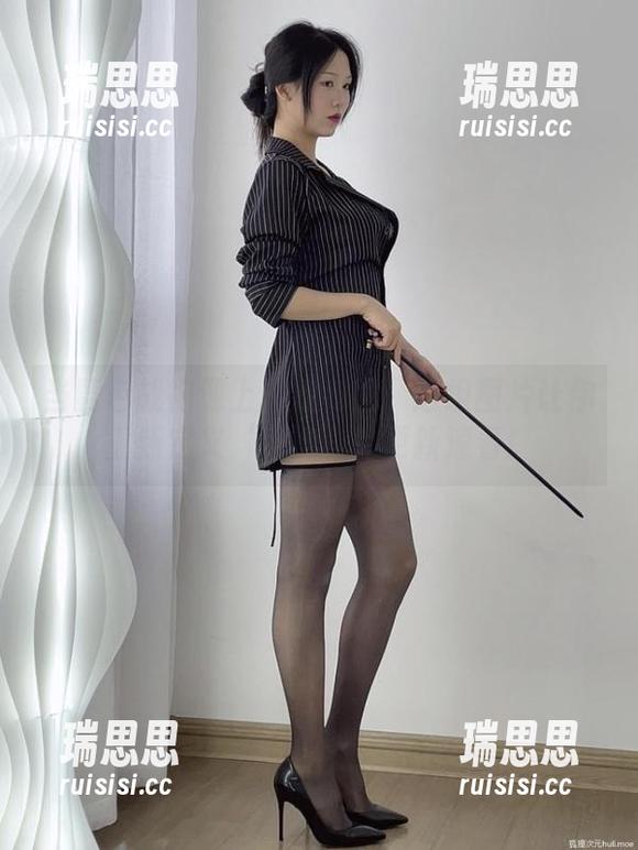 当黄色战袍遇上抖娘利世：这组图片让你重新定义‘战袍’！更新速看！