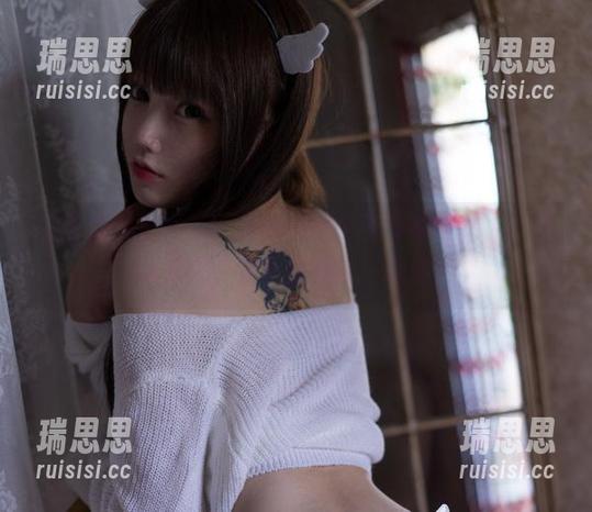 星野咪兔 星野咪兔白衬衫:原图的每个细节都很迷人,可以做成一整套壁纸啊,谁懂?