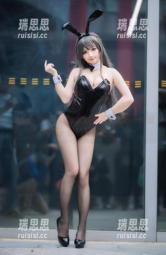 从是三不是世w学妹的作品中分享一丝暧昧，想象开始蔓延
