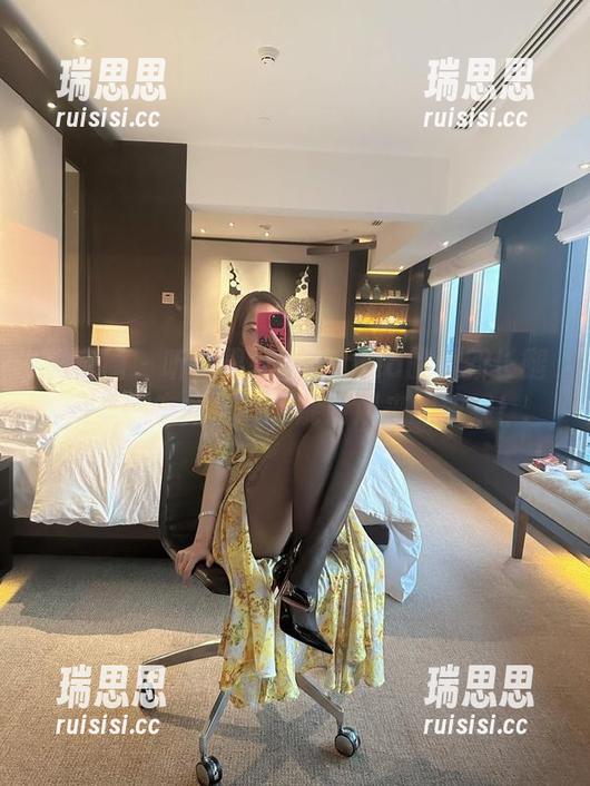 果儿Victoria 微密圈 - 听说果儿Victoria的最新长腿写真,有招风耳都能飞起来的效果!