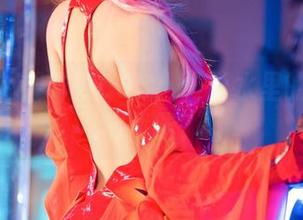 泳池边的果咩酱COS：谁说水里的姿态不够优雅？
