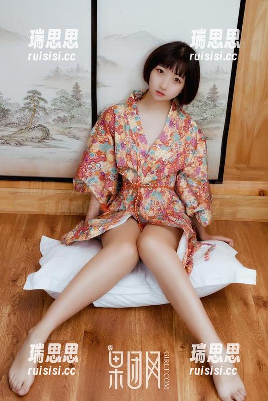 果团网-陈迪娅 果团网 - 海边的陈迪娅:图包中的每一缕海风都仿佛在低语,能想象吗?