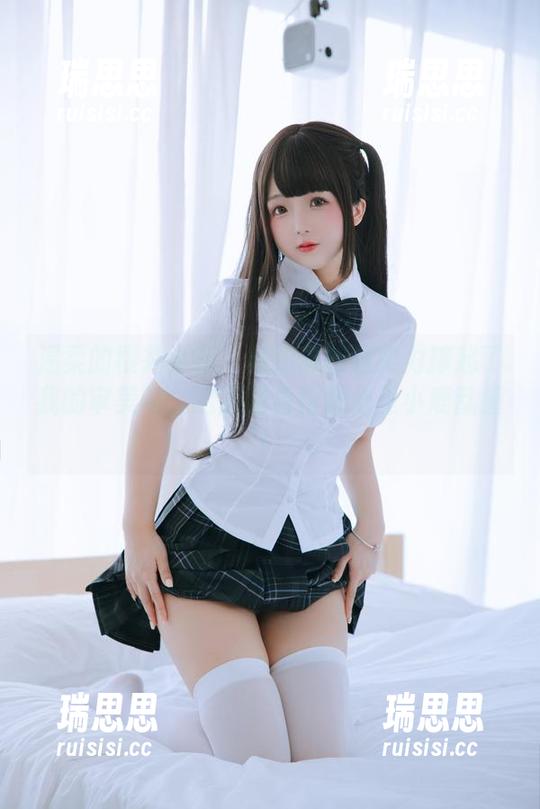 温柔的樱井小莜：私拍真的是实力撑起了我的审美啊，这美图看得我心里小鹿乱撞！