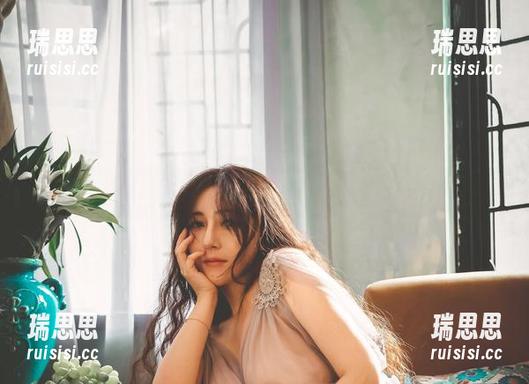 樱晚gigi办公室里的神秘美图：是工作还是العن؟