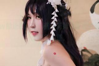 流年不停w的泳装cos：佩可莉姆化身水中精灵，套图请自备心脏。