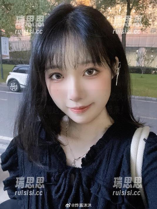 炸酱沐沐 一边看炸酱沐沐的美腿,一个念头闪过:我要把这些美图都收藏起来!