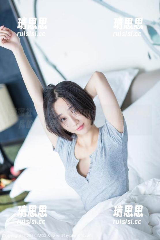 爱蜜社 - 迷失在Lavinia肉肉的棉袜和图库的浪漫瞬间，心情真是妙不可言！
