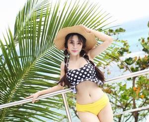 爱蜜社 – “黄歆苑”女神的照片是一种免费享受，你准备好被吸引了吗？