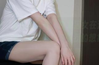 微密圈 – 看这组图片，白龙猫女在油光黑丝里的每个瞬间都在勾引我的想象。