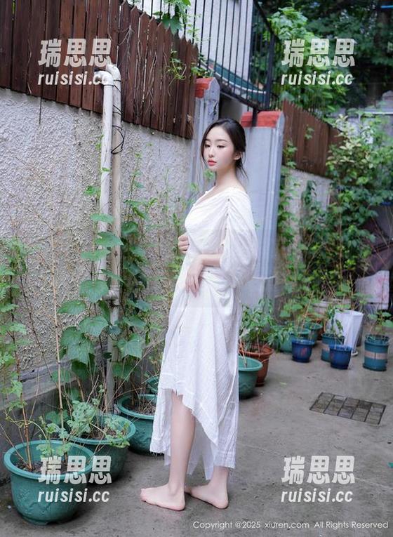 秀人网-奶瓶子 秀人网 - 白丝是她的风格,奶瓶子是她的灵魂,图包里的欢乐总有!