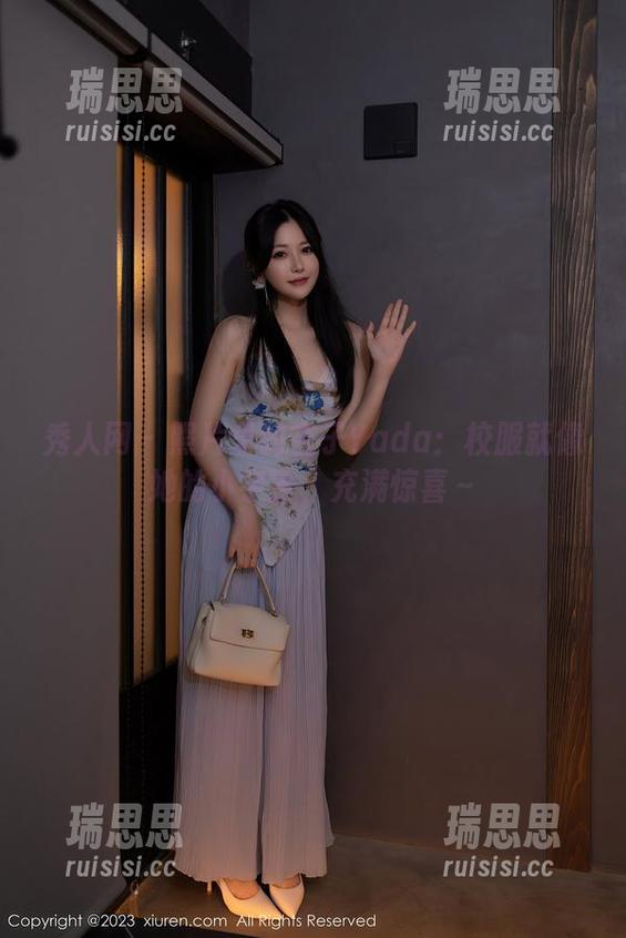秀人网-杏子Yada 秀人网 - 照片里的杏子Yada:校服就像她的小宇宙,充满惊喜~
