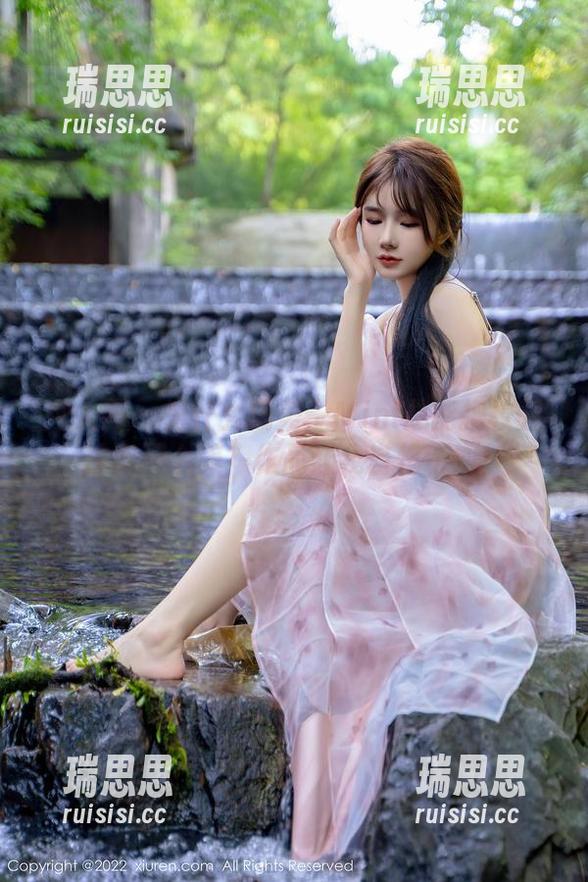 秀人网-糯美子Mini 秀人网 - 为什么糯美子Mini总能把校园拍得那么美?作品让我自愧不如!