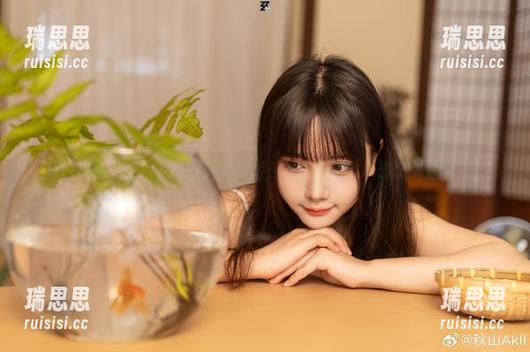 秋山AkI 图包揭秘:秋山AkI的浴室美图,让人想偷偷申请个‘错觉’。