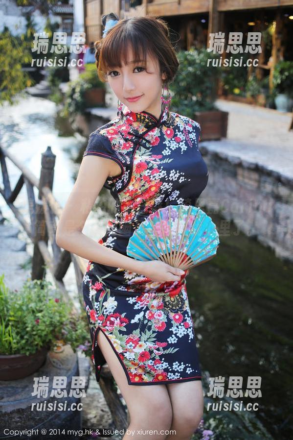 美媛馆 - 私拍的牛仔裤！绮里嘉Carina简直是个时尚幽灵，撩到我心里了。