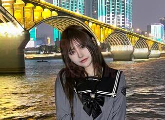 护士芊芊酱w的日常：高清原图，感觉像是在医院打个盹儿。