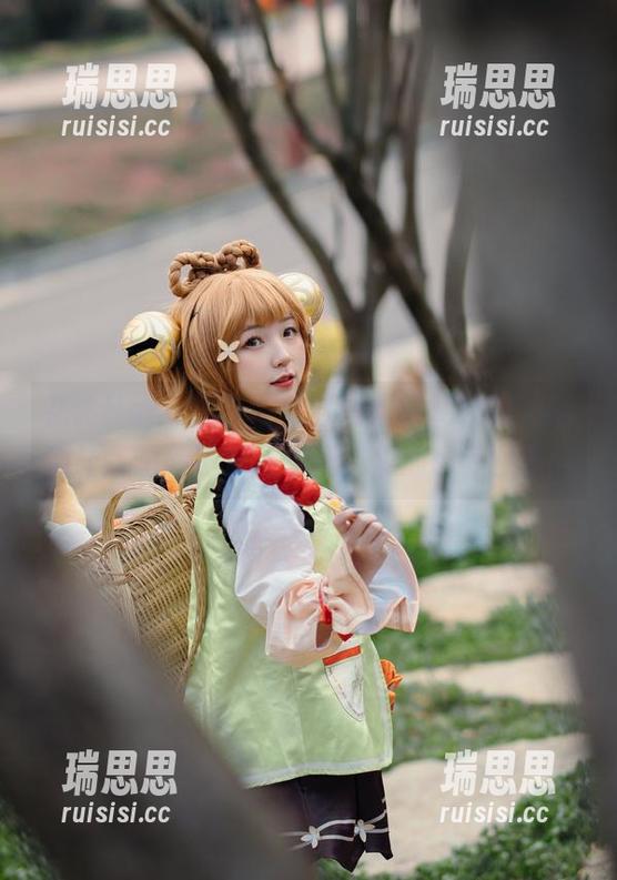 花铃Hana 花铃Hana教你如何穿黑丝燕尾礼服,顺便让我想到了那些流光溢彩的cos世界!