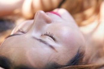 蜜桃社 – 你以为这是天使？不，其实是萌美Moemi的美图让你犯了傻！